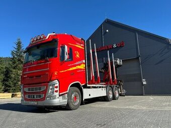 Lesovoz Lesovuz Volvo Do drewna drzewa lasu stos kłoda dłuży