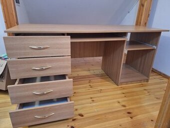 písací stôl a stolička