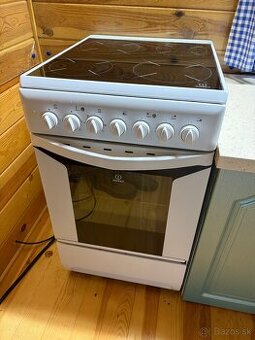 Elektrický sporák INDESIT 220V