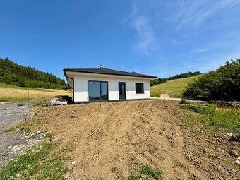 NOVOSTAVBA 4-IZBOVÉHO BUNGALOVU OBKLOPENÝ PRÍRODOU