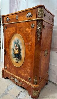 Komoda s bohatým zdobením