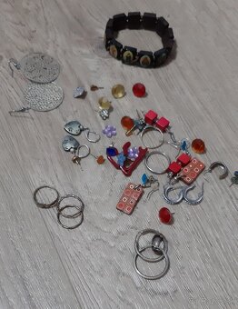 Bižutéria, hodinky, okuliare, prívesky, suveníry...