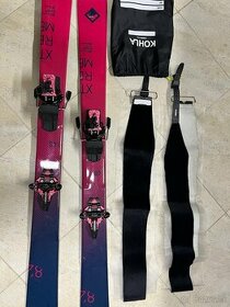 Celá výstroj lyže, pásy, palice a lyžiarky