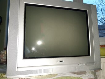 Starý televízor TESLA