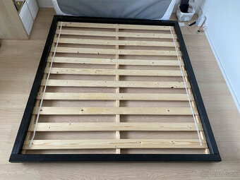 Nízka posteľ z masívu - Karup Design Dock Bed