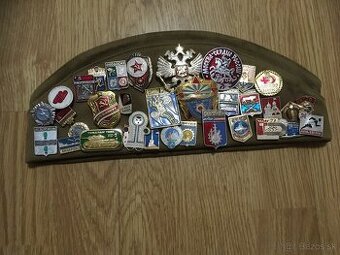 Sovietska lodička s vojenskými nášivkami a odznakmi