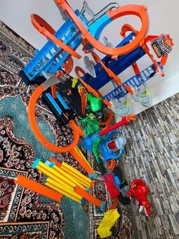 Hot wheels draha plus garáž a veľa autíčok
