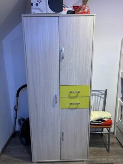 Moderná trojdverová skriňa + zásuvky