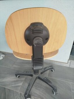 Otočná stolicka drevena