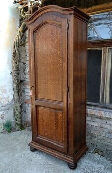 Skriňa z dubového dreva