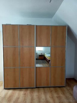 Šatníková skriňa s posuvnými dverami
