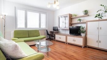 Na predaj priestranný, slnečný 3i byt po staršej kompletnej