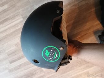 Predám prilbu Varsity K2 + chrániče FILA