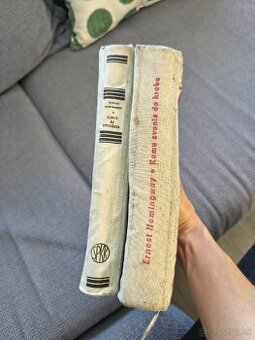 Ernest Hemingwaya
Kniha vpravo je "Komu zvonia do hrobu"