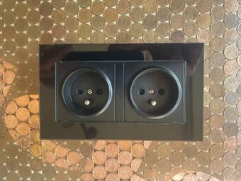 Zásuvka dvojitá sklenená čierna