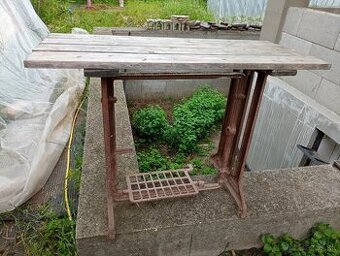 Stojan zo šijacieho stroja