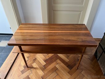 Konferencny dreveny stolik