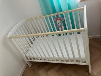 Drevená biela detská postieľka