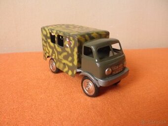 stará hračka - plechová vojenská sanita Tatra 805 Omnia 1969