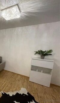 OBYVACKOVA STENA + STÔL