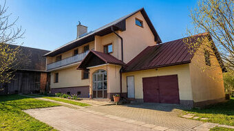 Farma na bývanie aj podnikanie: budovy + pozemky 6 017 m²