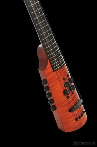 NS Design CR4 4-strunová pražcová omni basgitara so stojanom