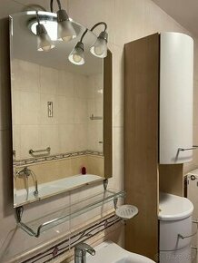 Kúpeľňový nábytok so zrkadlom a doplnkami