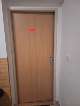 Darujem vchodove dvere