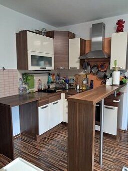 Kvalitná rohová kuchynská linka so spotrebičmi