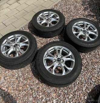 Letné pneu BRIDGESTONE 215/60 R16 na originál MAZDA diskoch