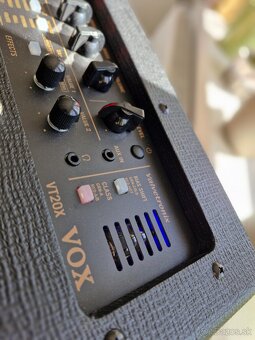 Pololampové modelingové gitarové kombo Vox VT20X 20W