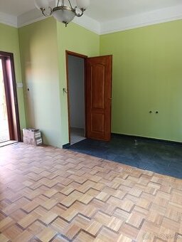 Na predaj 7-izbový 5-bytový dom