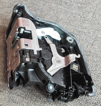 zámok ľavých predných dverí na BMW