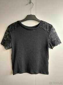 Dámsky čierny crop top/tričko s krátkym čipkovaným rukávom - 1