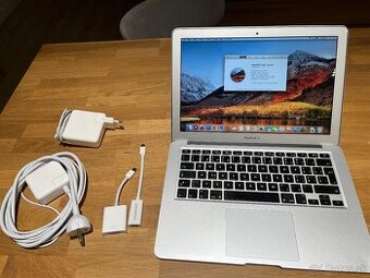 💻 MacBook Air 13″ (2017) – 8 GB RAM, 256 GB SSD, 2 nab.