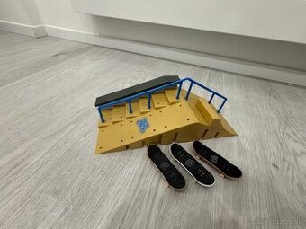 Schodisko so zábradlím, rampou a skateboadmi