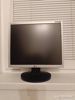 Darujem starsi ale funkčný monitor