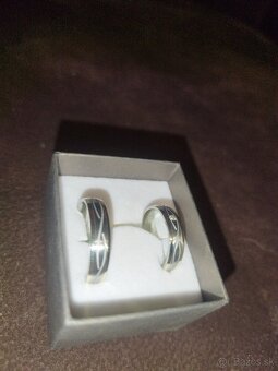 Svadobné obrúčky.