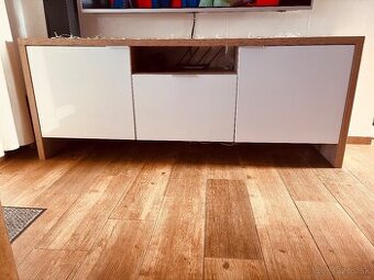 TV skrinka + konferenčný stolík (obe na mieru)