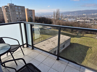 Bývajte pri lese Moderný 2-izbový byt s terasou, parkovaním