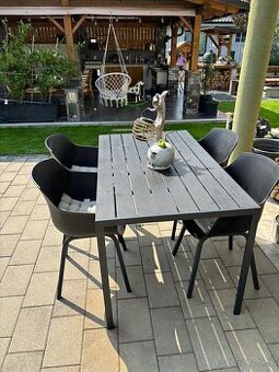 Záhradné sedenie a stôl so stoličkami