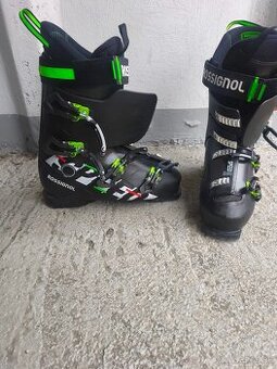 Predal lyže a lyžiarky