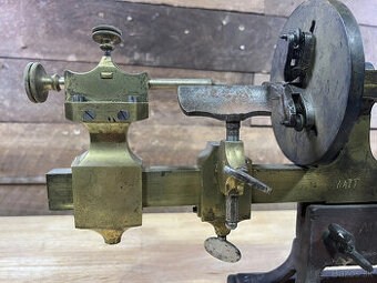 Starožitný mosadzný sústruh ručných hodinárov z 19. storočia