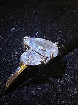 Strieborný prsteň s dvoma moissanitmi vo tvare waterdrop