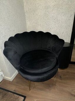 Čierné dizajnové kreslo.