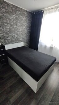 Posteľ s matracom a vrchným matracom a úložným priestorom