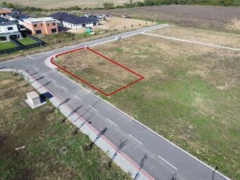 Stavebný pozemok 672m2, všetky IS, asfaltová cesta