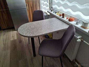 Predam kuchynsky stol a 2ks stolicky