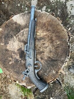 Dekoračná kresadlová pištoľ.