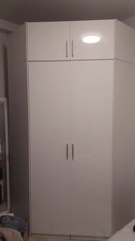 Krasna rohova skrina s vysokym leskom